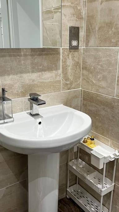 Cheerful 3 Bedroom Townhouse With Free Parking. Billericay Εξωτερικό φωτογραφία